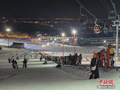 乌鲁木齐：市民享受“披星逐雪”的快乐